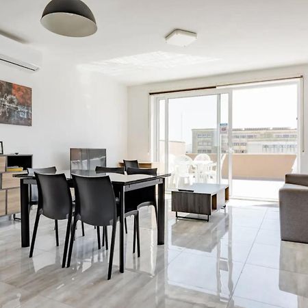 F12 Room 1, Private Room Two Single Beds Shared Bathroom In Shared Flat Msida Esterno foto