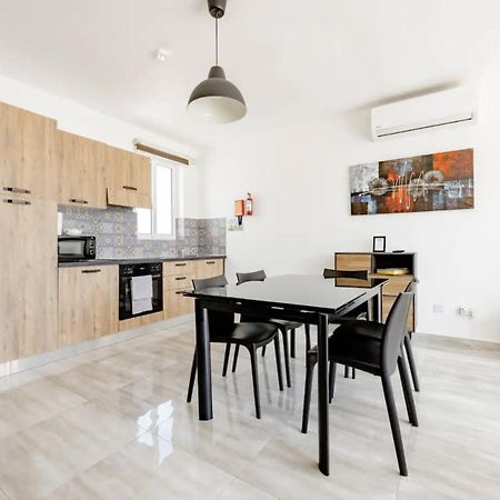 F12 Room 1, Private Room Two Single Beds Shared Bathroom In Shared Flat Msida Esterno foto