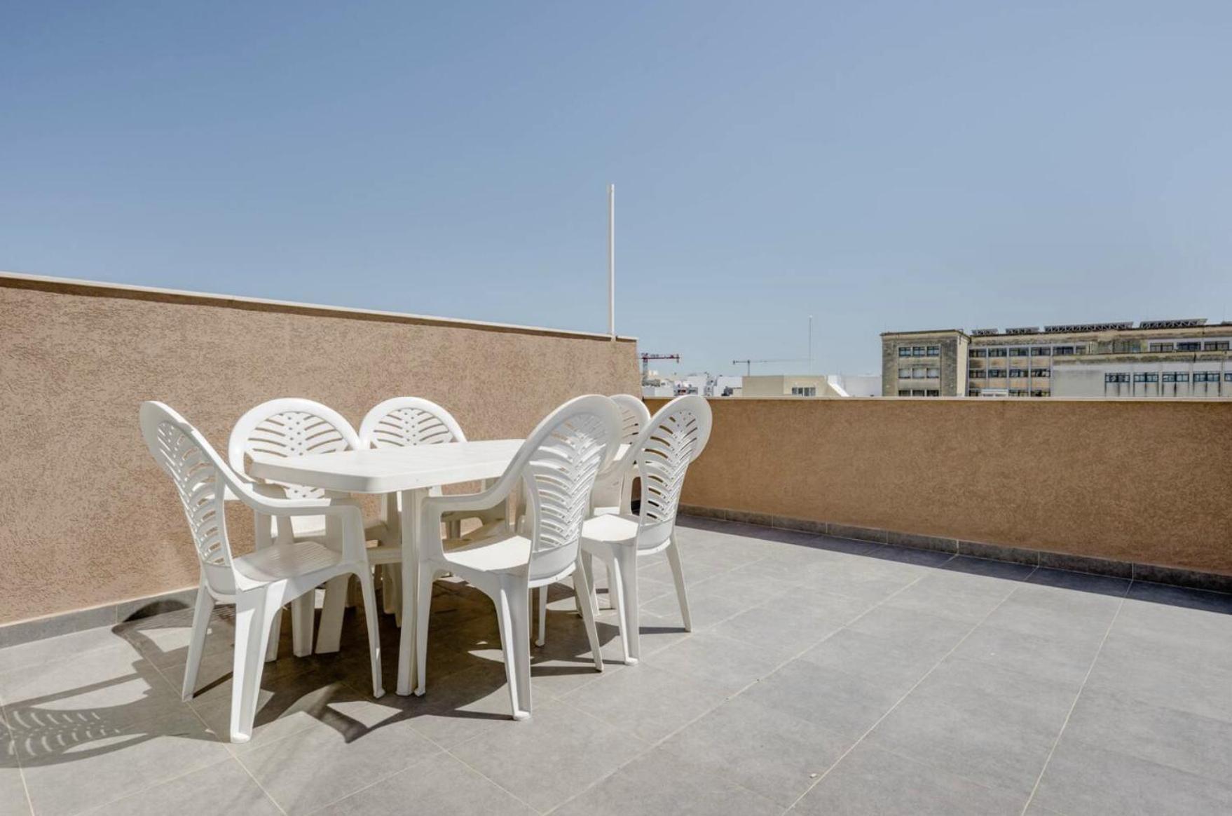 F12 Room 1, Private Room Two Single Beds Shared Bathroom In Shared Flat Msida Esterno foto